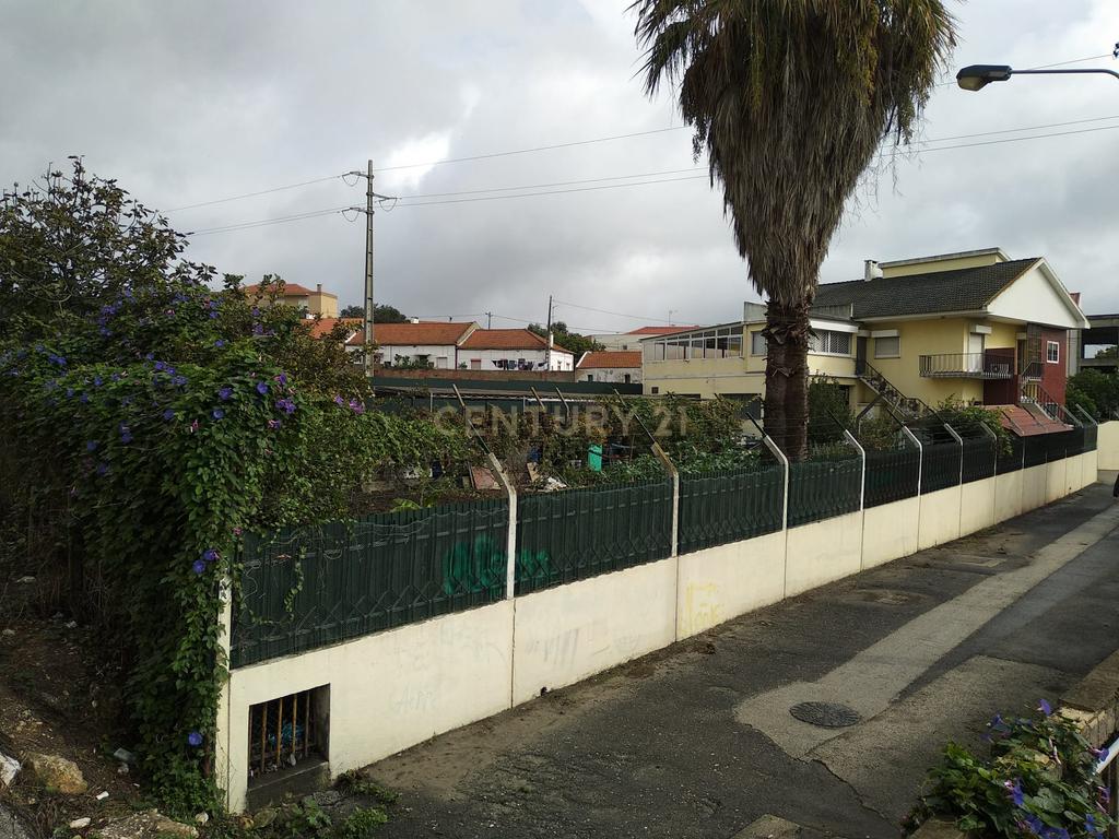 Moradia T4+1 isolada em Pirescoxe, Santa Iria de Azóia, com terreno e garagem/oficina. Oportunidade para Habitação e Negócio. - Image 2