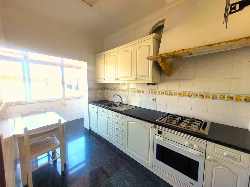 T2 com Varanda e Boas Áreas no Centro de Corroios - Image 10