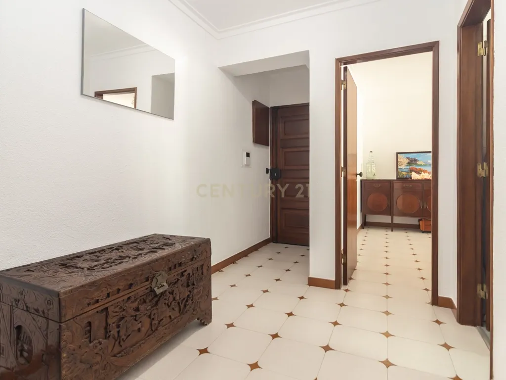 Apartamento T2 de 98m2 com Excelentes Áreas e 2 WC no Centro da Costa da Caparica - Image 24