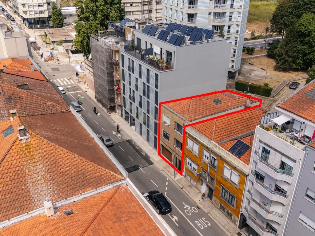 Prédio / Moradia Bi-Familiar com Grande Potencial na Rua da Constituição - Image 4