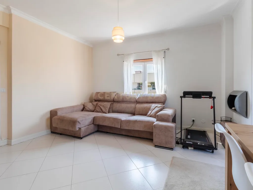 Espaçoso T3 na Sobreda com 2 Casas de Banho e Varandas - Image 5