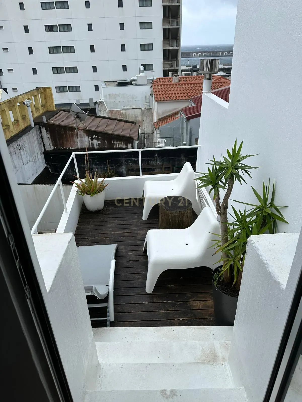 Fotografia 2 de Moradia de 3 Pisos no Centro de Ponta Delgada | 8 Quartos | Excelente Oportunidade de Investimento