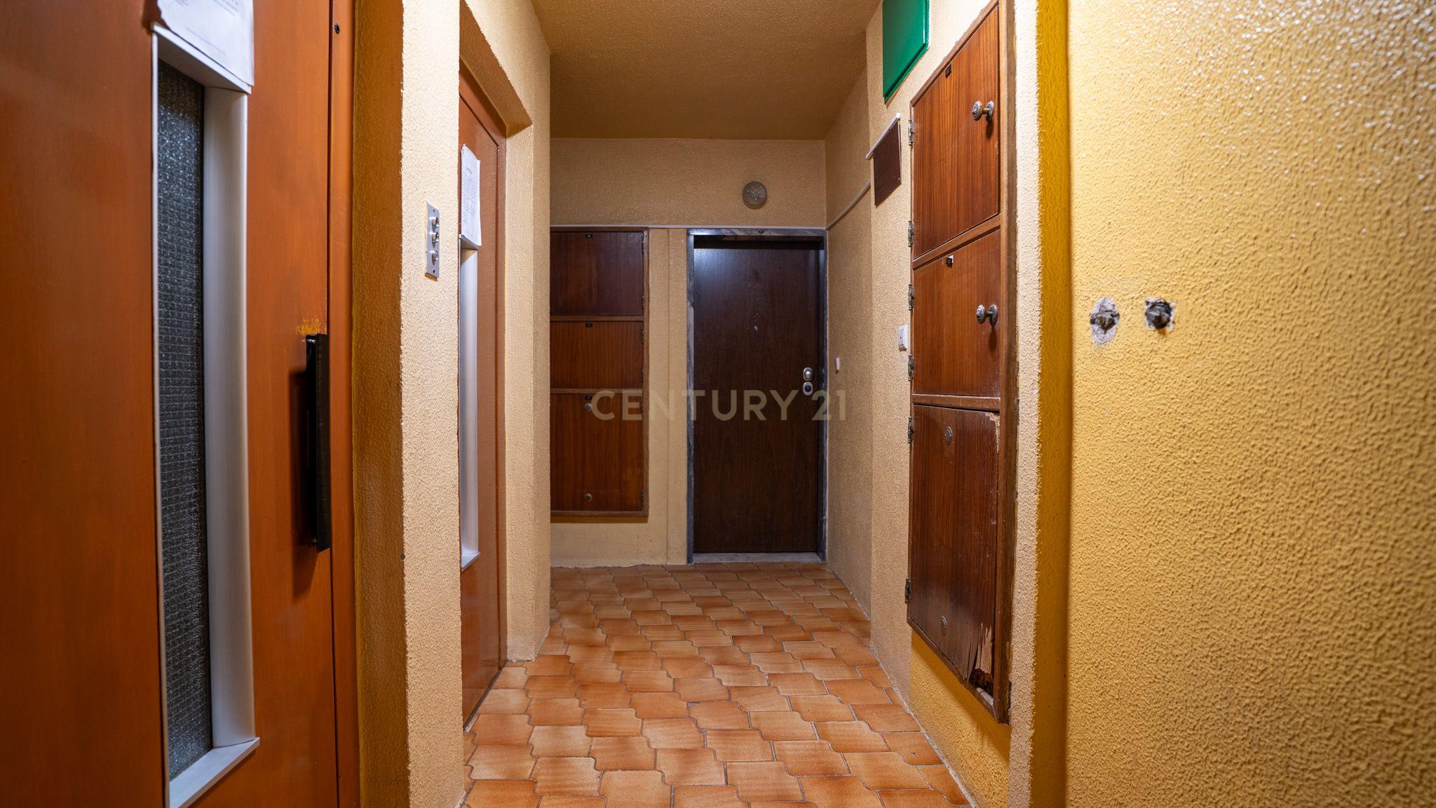 Fotografia 4 de Apartamento T2 em remodelação | Casal de São Brás | Amadora