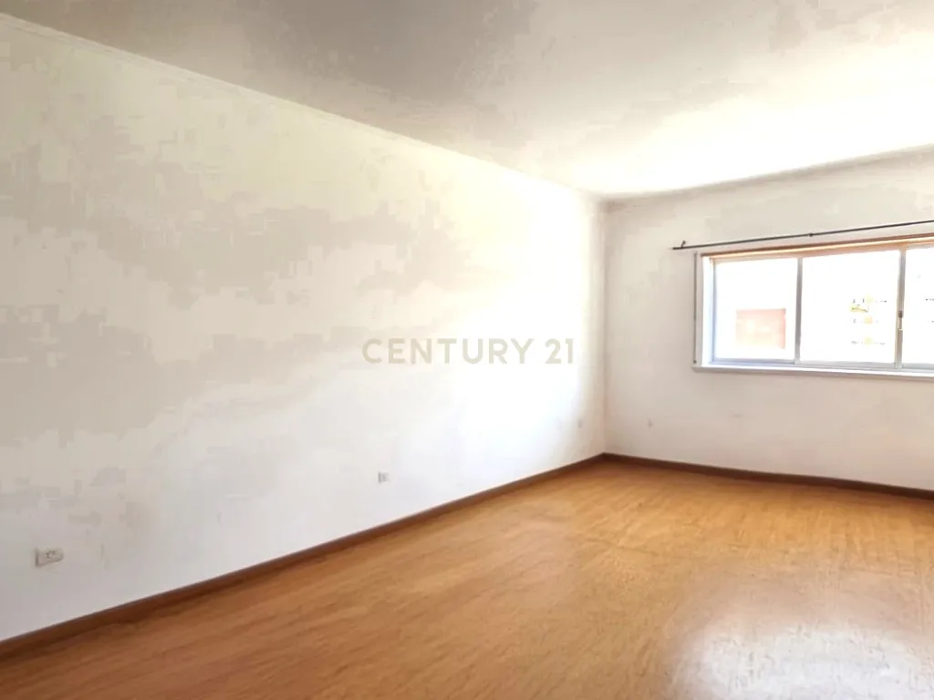 Apartamento T2 no Pragal / Monte Caparica com 2 elevadores e ótimo acesso de entrada ( mobilidade reduzida ) próximo da fertagus no Pragal e Praias - Image 6