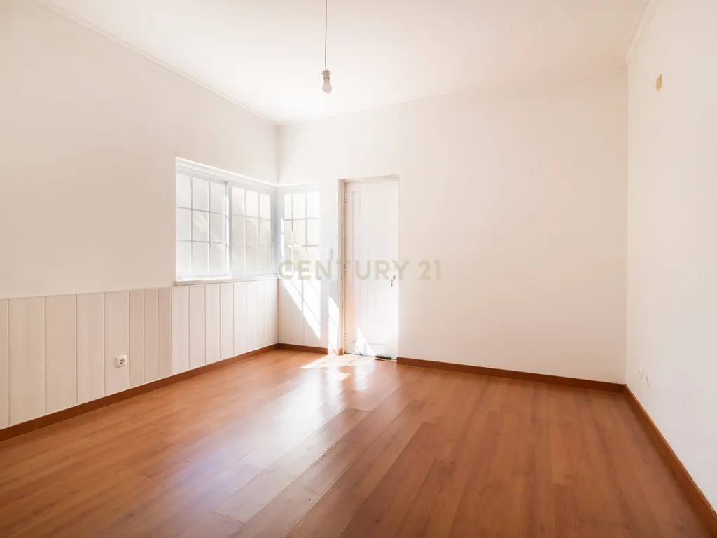 Moradia T4+1 | 368 m² | Garagem para 4 Viaturas | Casal do Bispo, Famões - Image 16