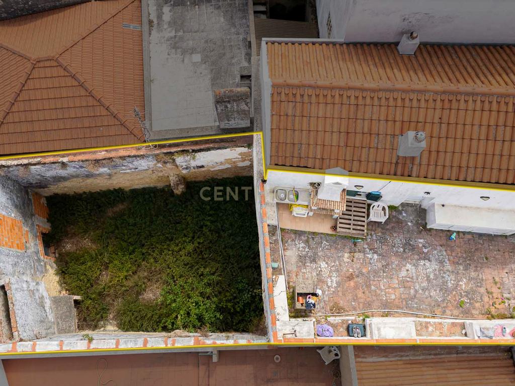 Moradia em ruinas no centro histórico de Palmela - Image 1