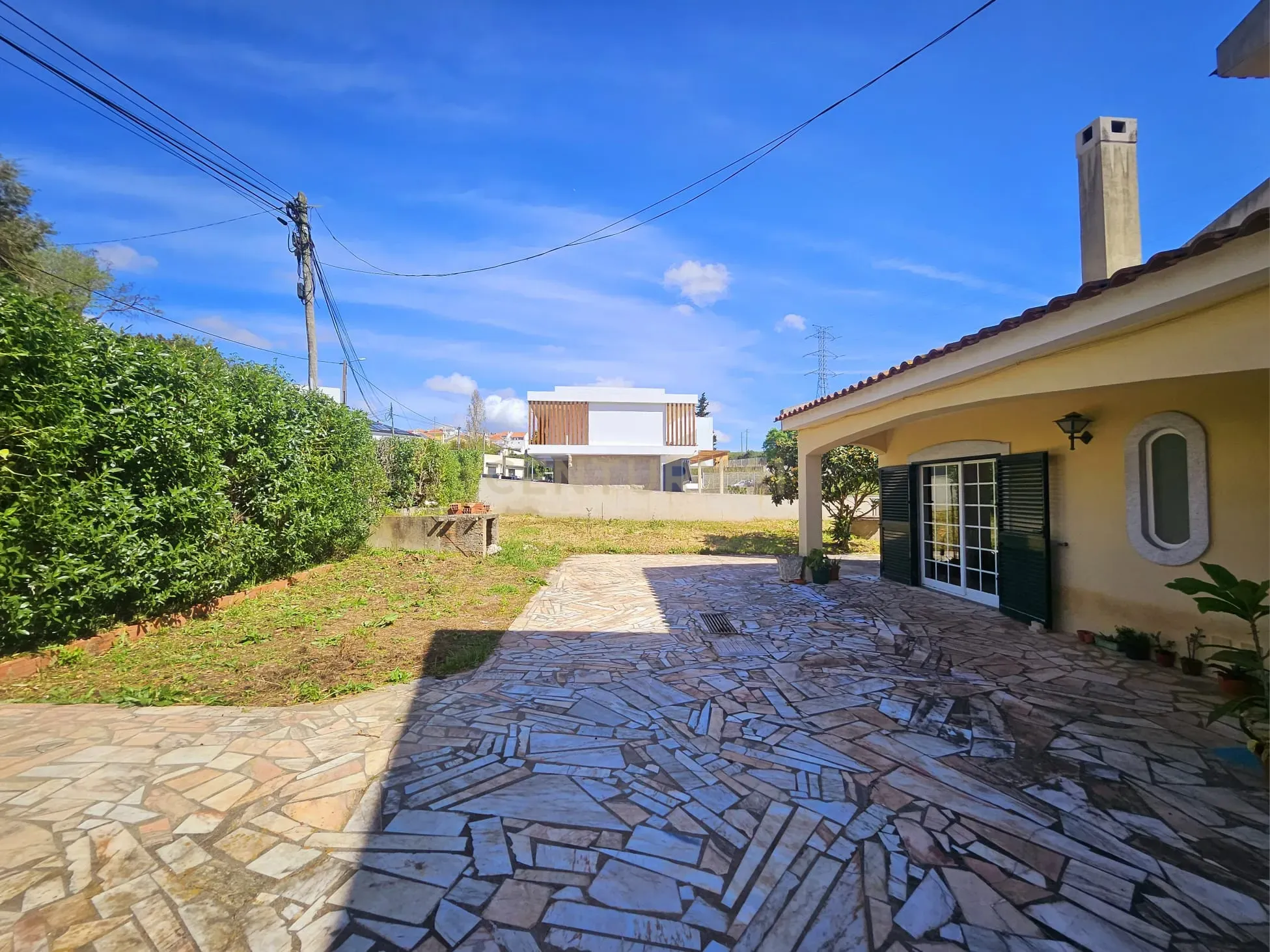 Moradia Unifamiliar T4 com Vista Desafogada e Grande Lote de Terreno na Quinta da Condessa - Image 54