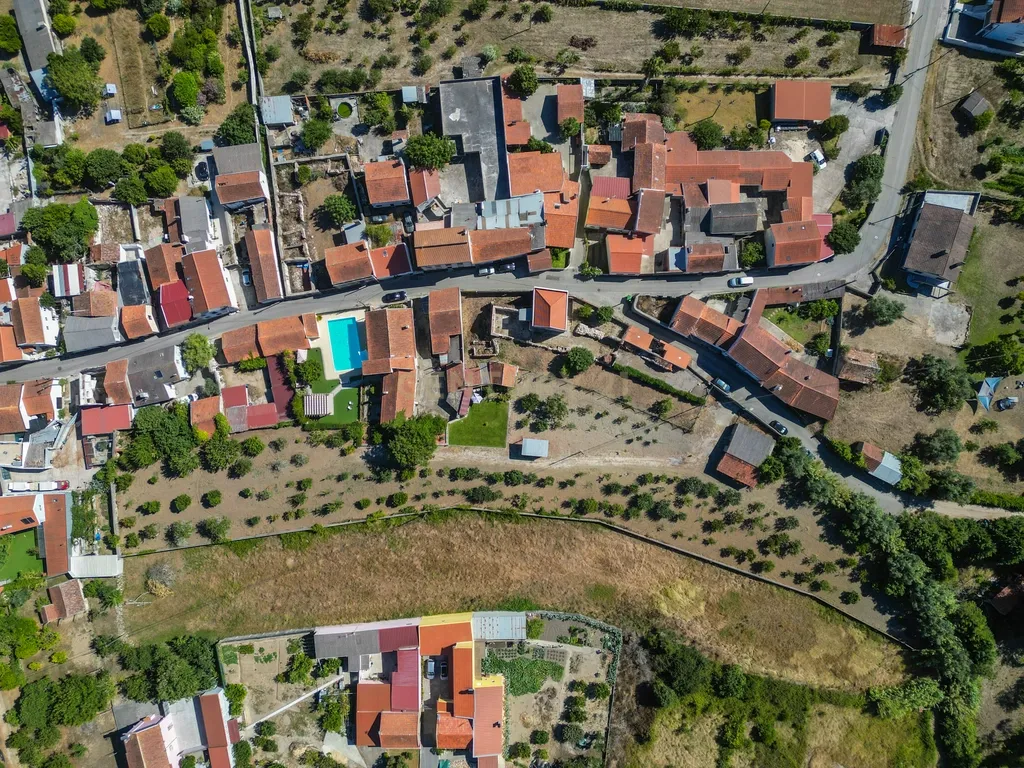 Casa antiga para recuperar com terreno e árvores de fruto, Alhadas, Figueira da Foz. - Image 38