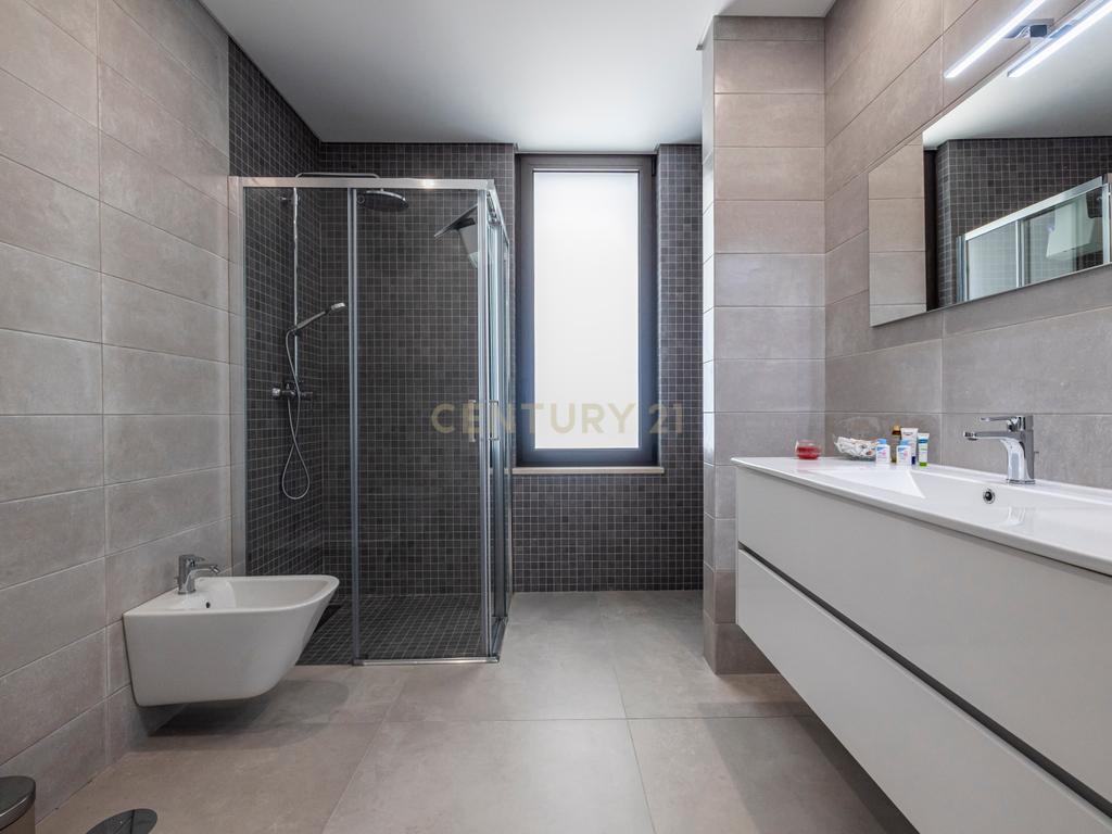Moradia T4 Moderna com Piscina Aquecida e Jacuzzi a 15 Minutos da Praia - Image 15