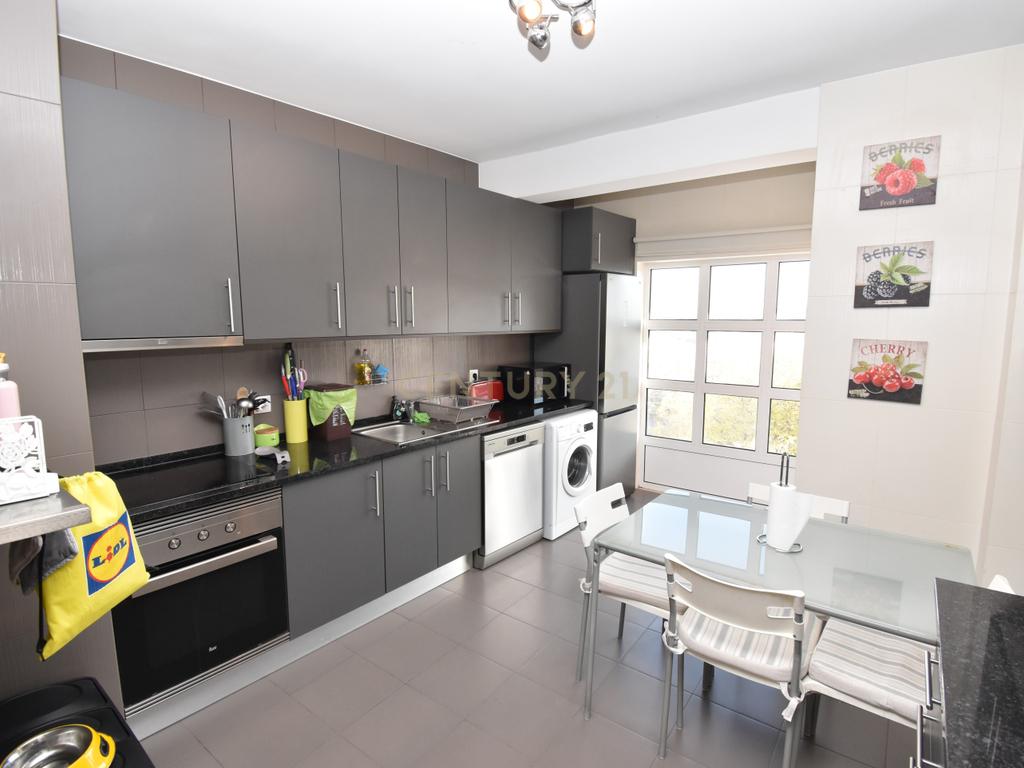 Excelente Apartamento T3 em Algés – Conforto e Localização Premium - Image 6