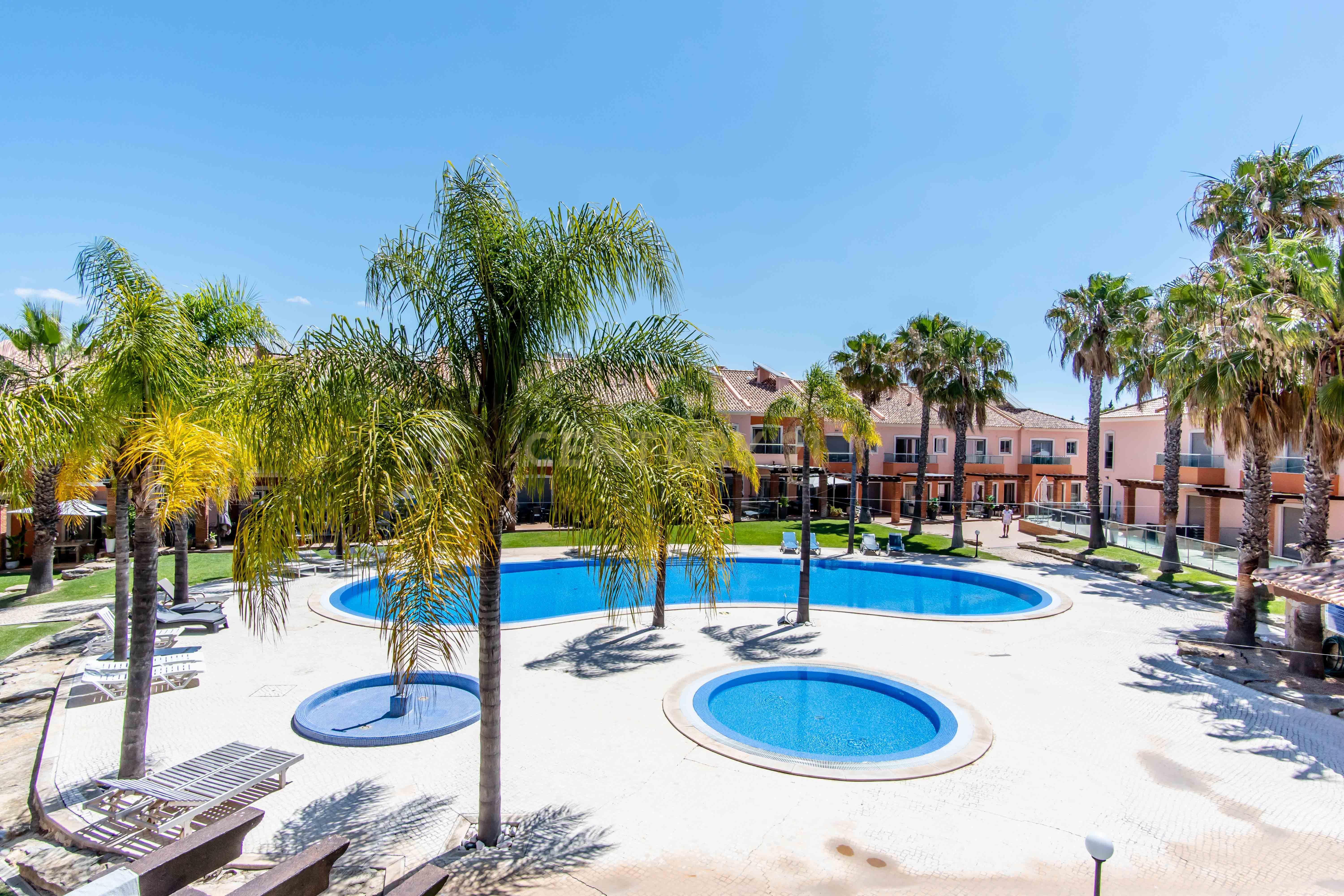 Fotografia 3 de Moradia T2 - Áreas Amplas, Piscinas, Garagem Fechada e Estacionamento