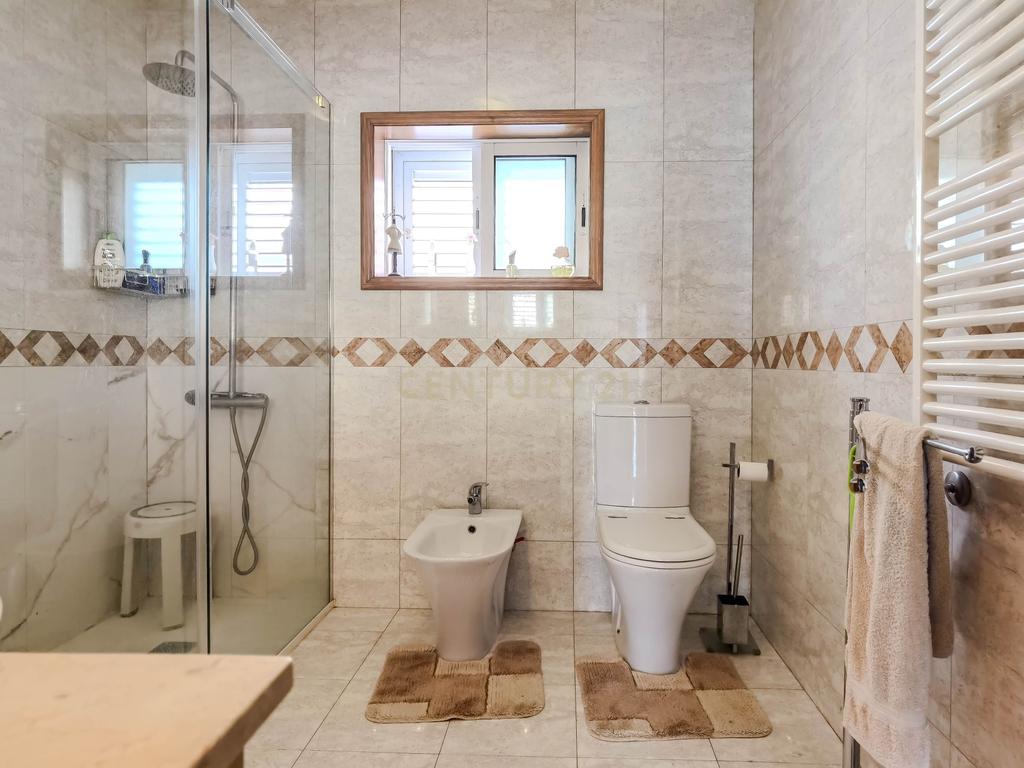 Moradia T4 de 4 Frentes com Jardim, Cozinha Regional e Garagem – Custoias, Matosinhos - Image 21