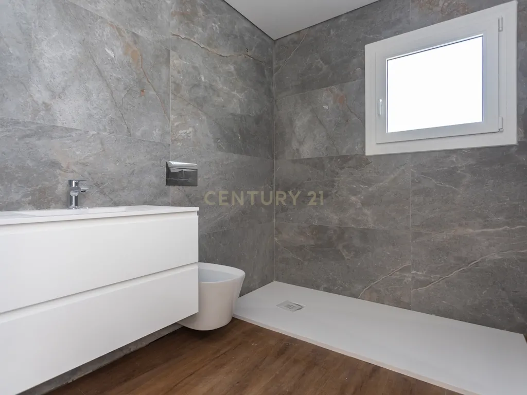 Moradia T3 Térrea Isolada com 3 suítes | Quinta do Anjo - Image 5