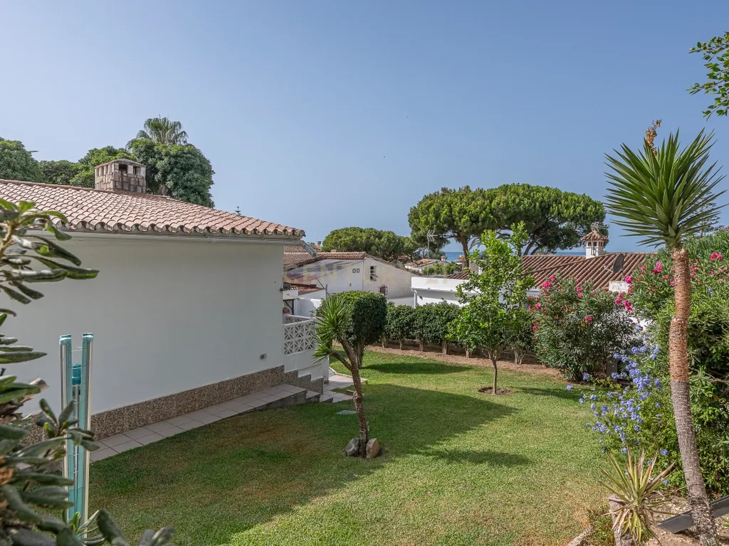 Oportunidade em Marbella: Propriedade nua de casa com jardim a poucos metros da praia - Image 23