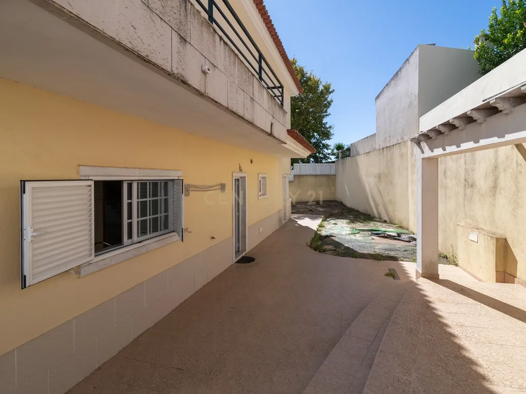 Moradia T4+1 | 368 m² | Garagem para 4 Viaturas | Casal do Bispo, Famões - Image 44