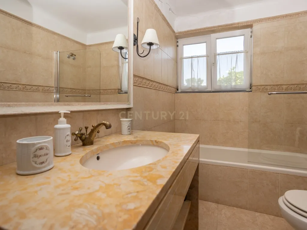 Duas moradias, um terreno com 650 m² e uma vista privilegiada para a Serra de Sintra - Image 57