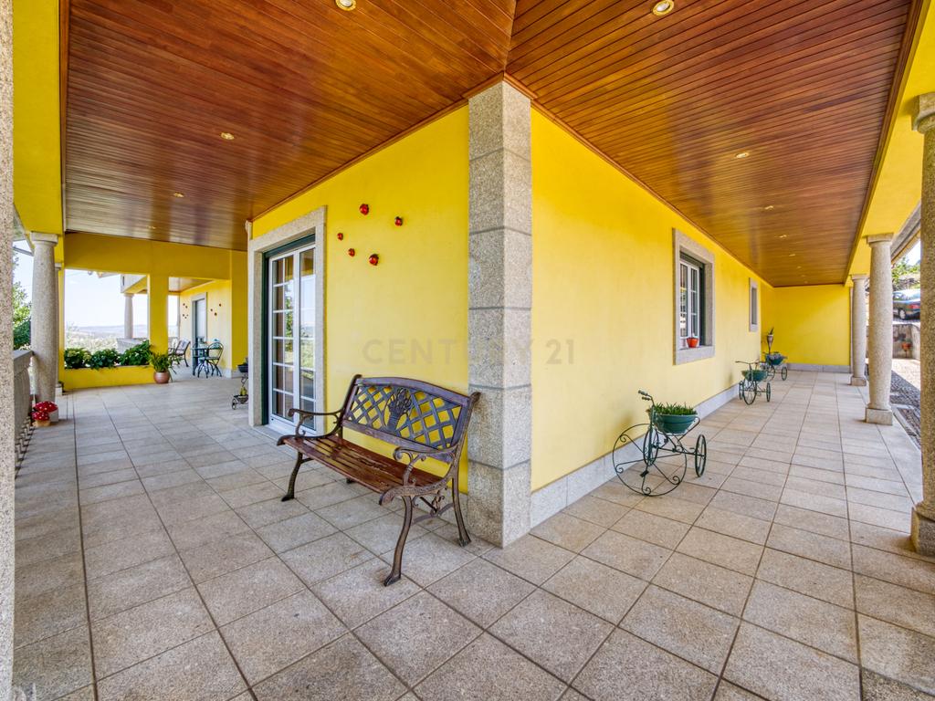 Moradia localizada na capital de distrito, no coração do Nordeste Transmontano. - Image 32