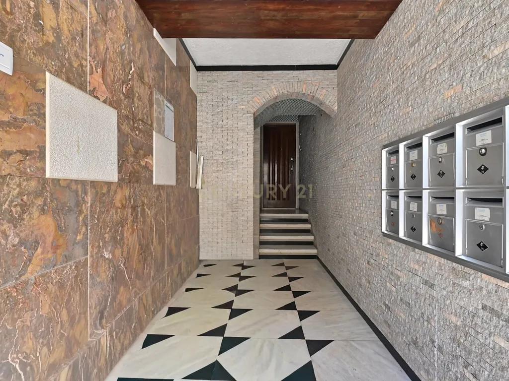 Apartamento T1 para venda na zona de Alcântara a necessitar de obras - Image 4