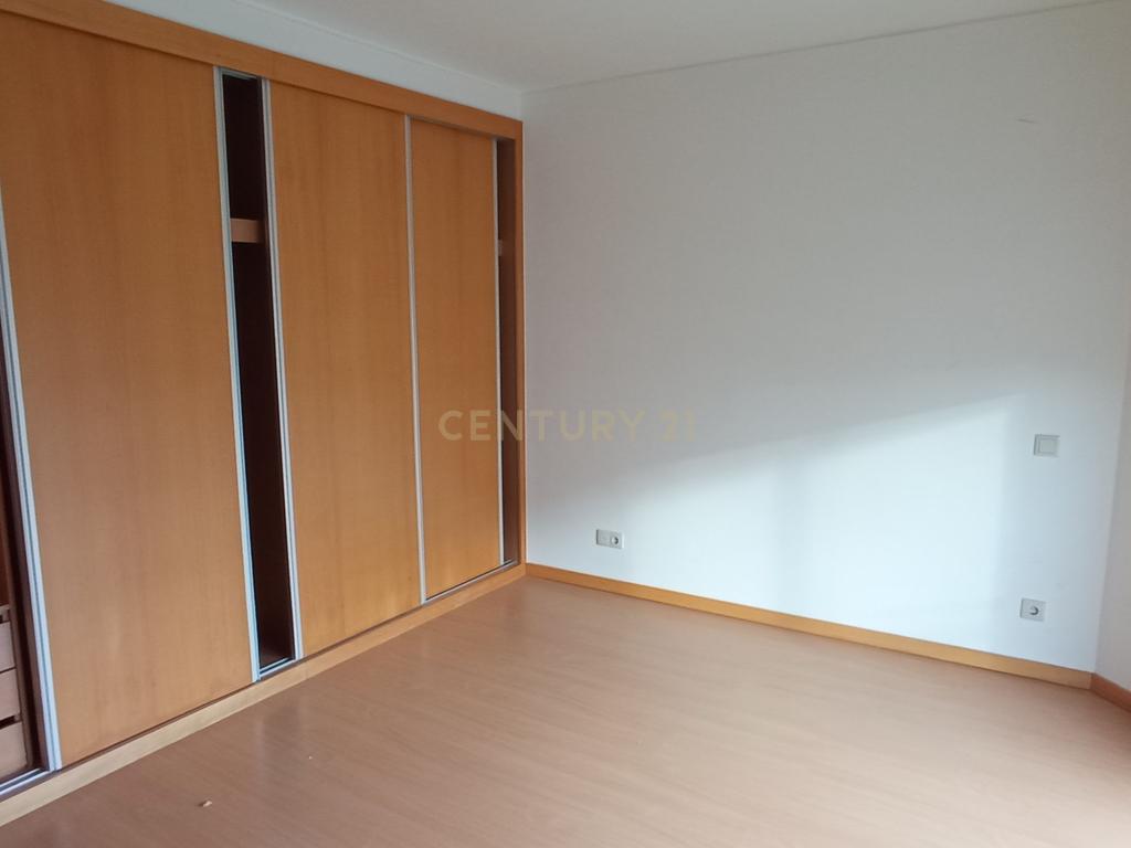 Apartamento T3, com Duas Varandas e Garagem na Vila Serena, Pinhal Novo - Image 3