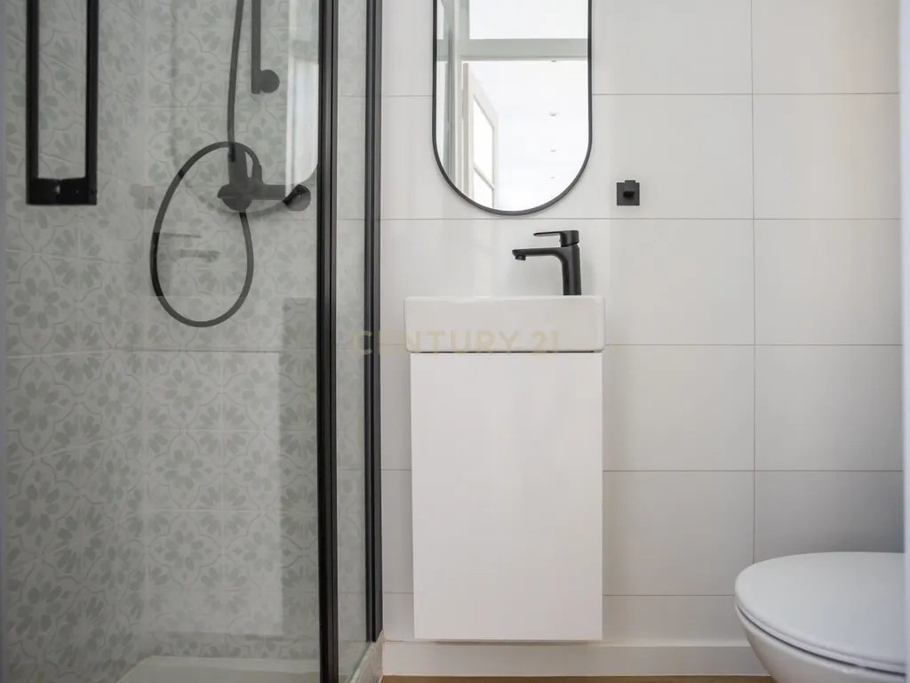 Elegância e História: T4 Remodelado com Grande Logradouro Privativo no Bairro Salgado - Image 41