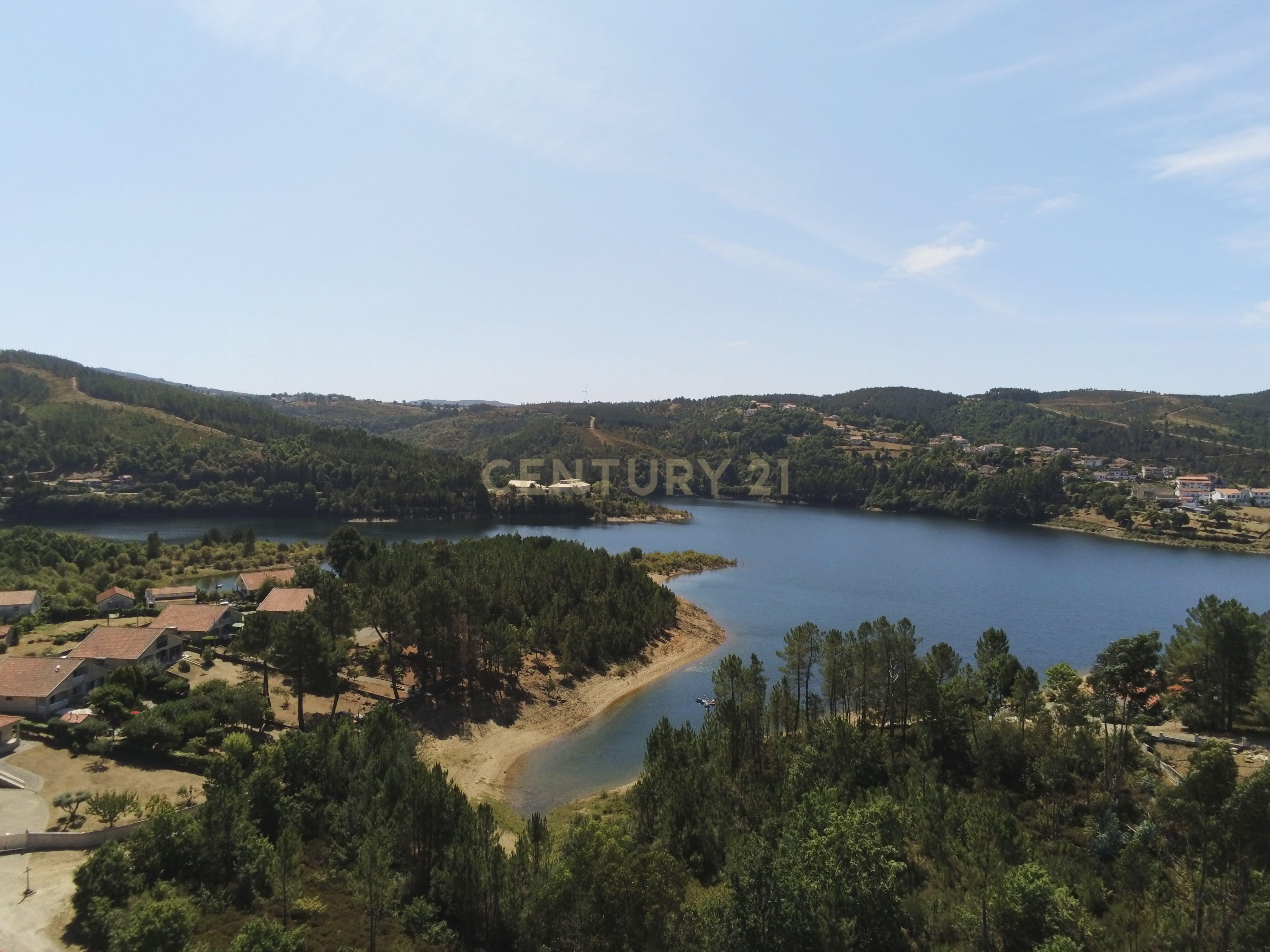 Fotografia 6 de Moradia Exclusiva em "Ilha" Privativa na Albufeira de Venda Nova – Gerês