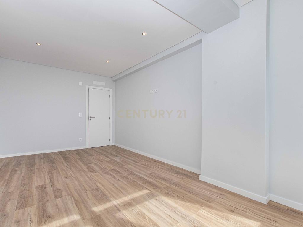 T3 Totalmente Remodelado com Vista Rio | Cacilhas, Almada - Image 18