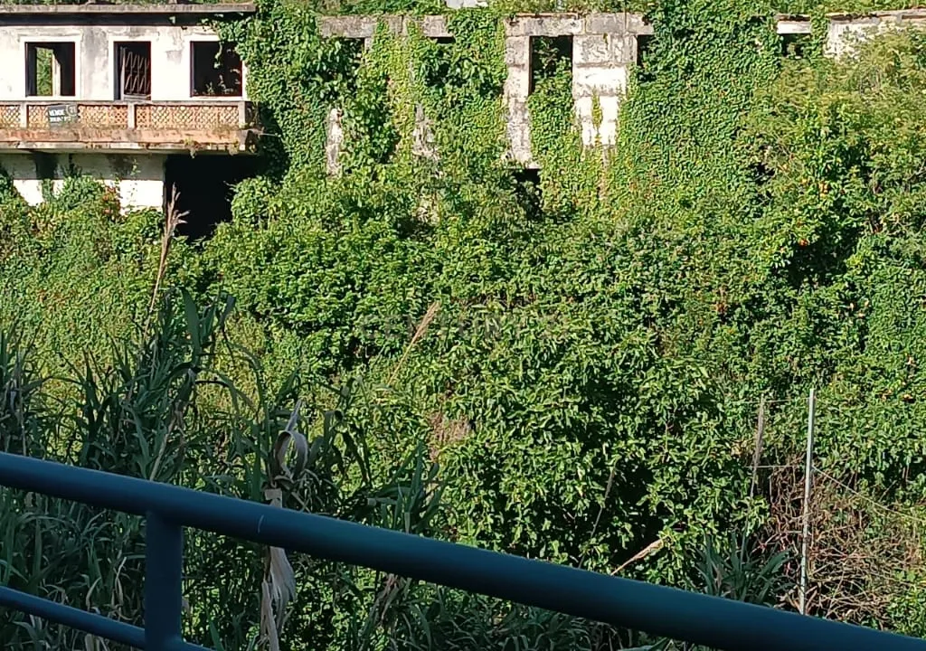 Grande moradia em ruina com terreno junto ao ribeiro, para reconstrução, nas Lages, em Stª Marinha do Zêzere, Baião, Porto. - Image 9