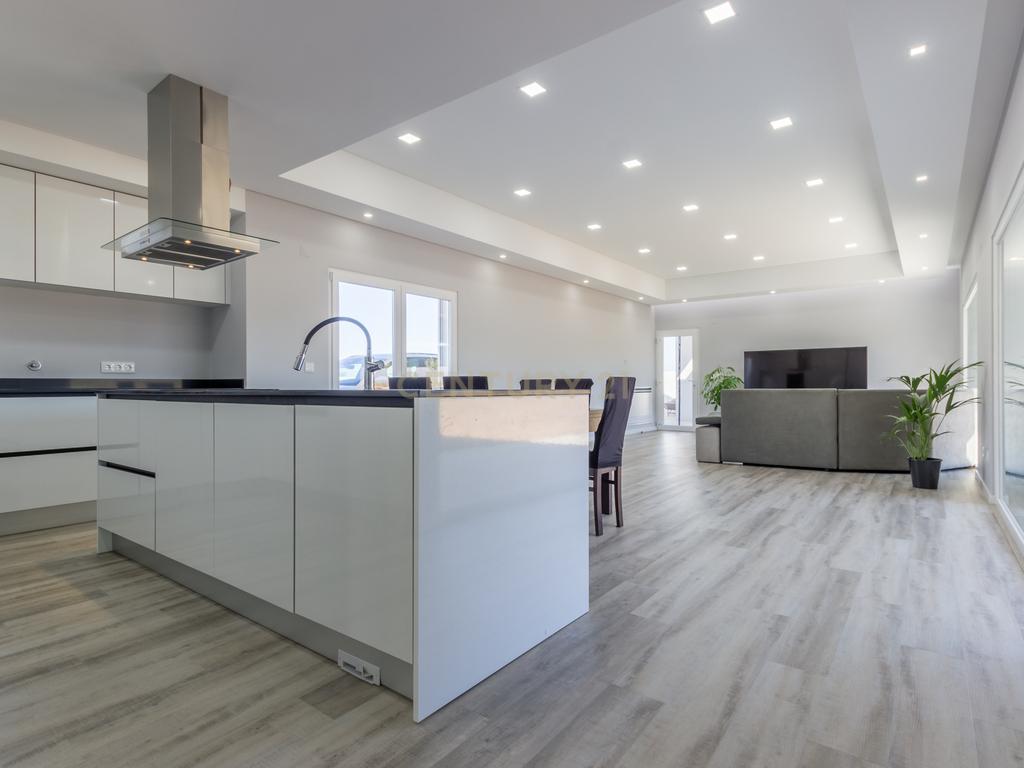 Vila Alegre / Fernão Ferro - Luxuosa moradia isolada térrea de 4 assoalhadas com arquitetura comtemporânea inserida em lote de 2775 m² - Image 4