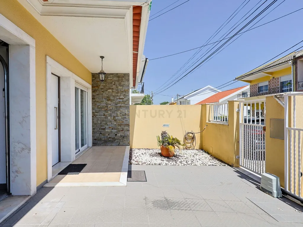 Moradia T3 com garagem e espaços exteriores nos Foros de Amora, Seixal - Image 31