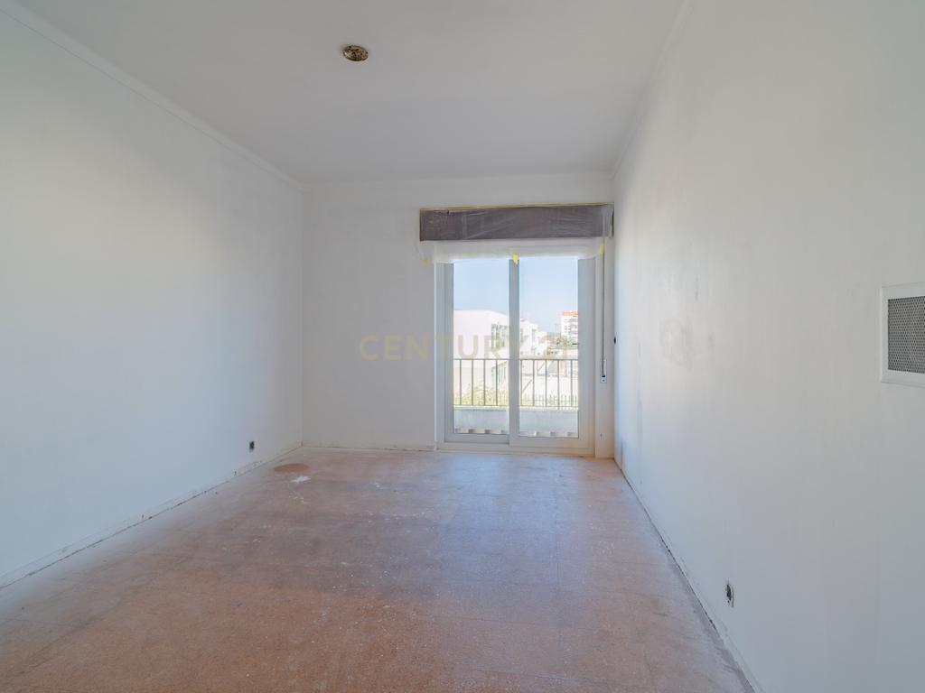 Excelente Apartamento T3 + 1 em remodelação - Image 19