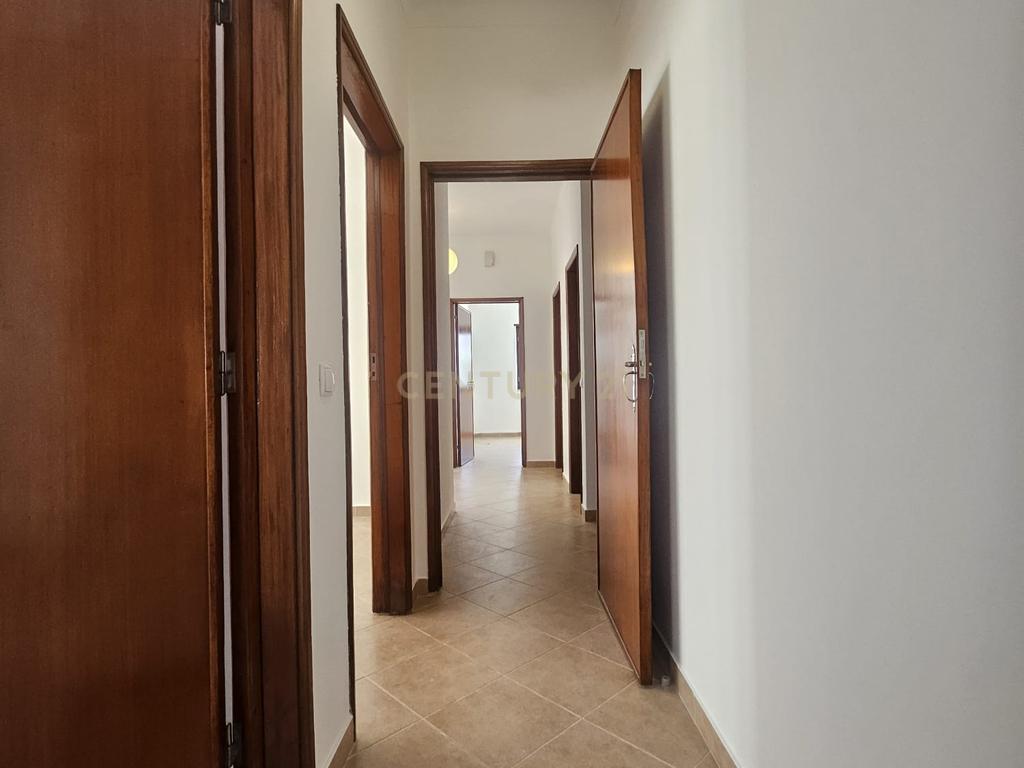 Moradia Bifamiliar T4 com Quintal e Garagem no Bairro das Nogueiras, Évora - Image 33