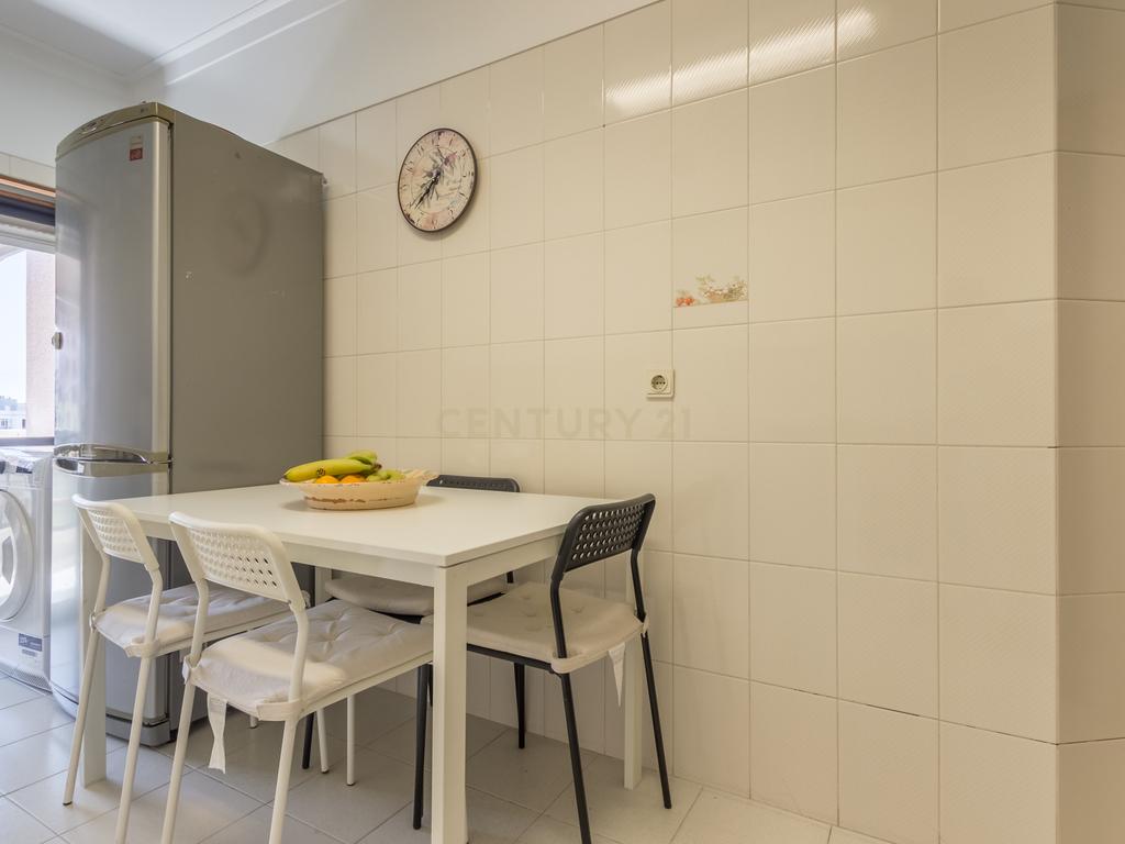 Apartamento T3 com 2 varandas em Almada - Image 9
