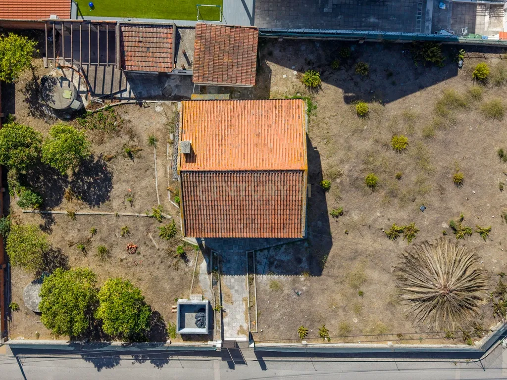 Moradia Isolada com Terreno de 1041 m² – Um Mundo de Possibilidades! - Image 2