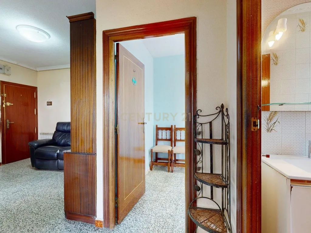 Apartamento T2 com Terraço em Madrid - Oportunidade de Recuperação - Image 9