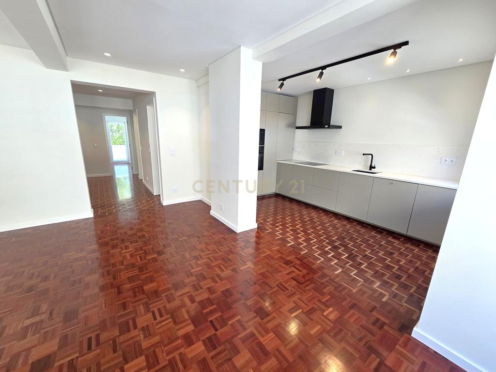 Apartamento T3 totalmente remodelado em Almada - Image 3