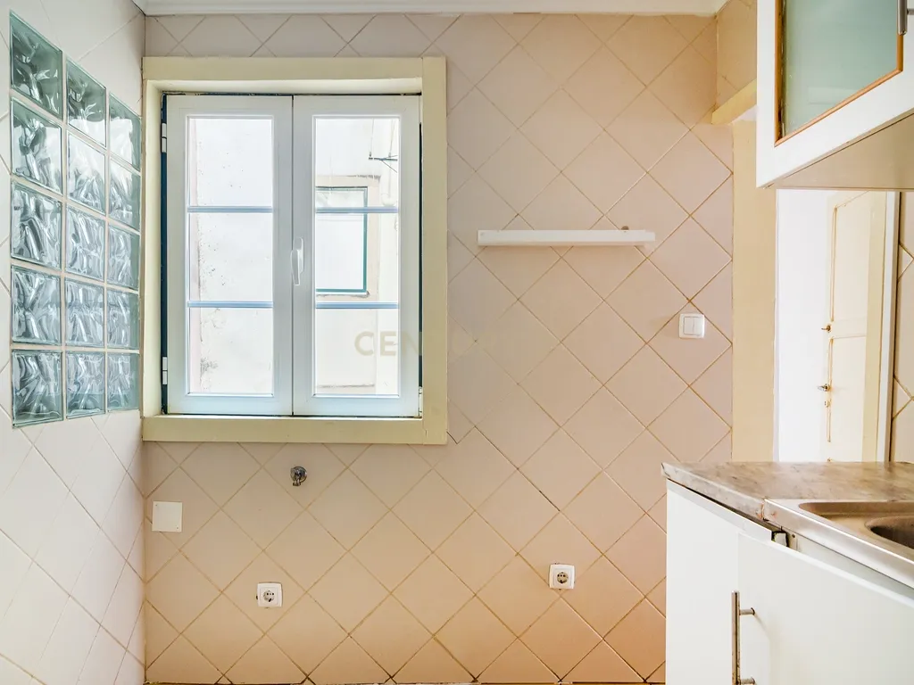 Apartamento T2 em Santa Maria Maior, Lisboa - Oportunidade Única - Image 17