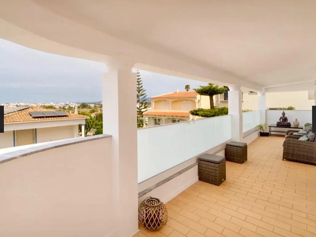 Moradia T5 com amplas áreas, jacuzzi e vista rio - Ferragudo - Image 15