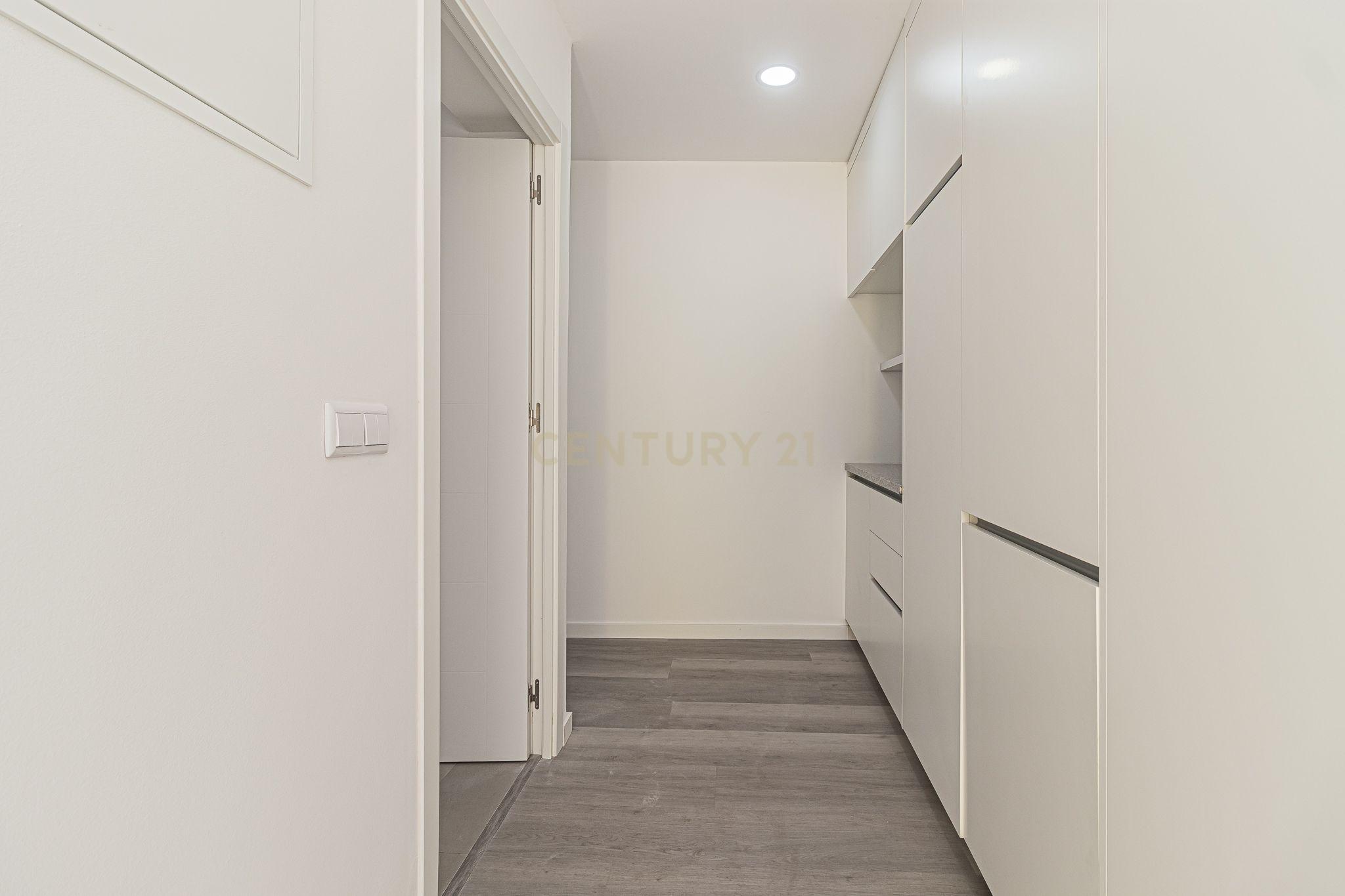 Fotografia 5 de T1 TOTALMENTE REMODELADO COM LOGRADOURO | MOSCAVIDE | JUNTO À ESTAÇÃO