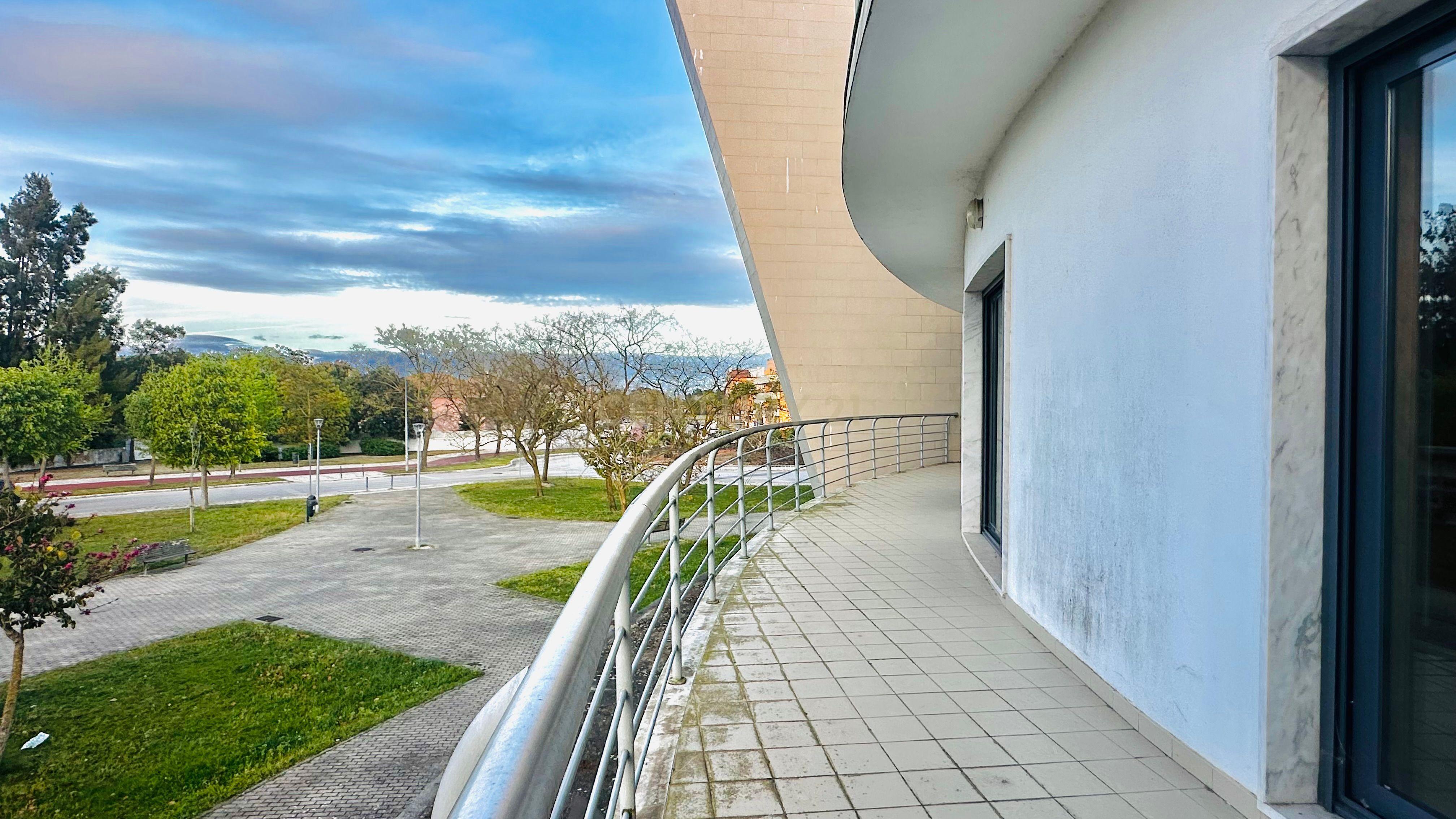 Fotografia 11 de Apartamento T4 com Terraço, Varandas, Garagem e Lugar de Estacionamento, na Vila Serena, Pinhal Novo