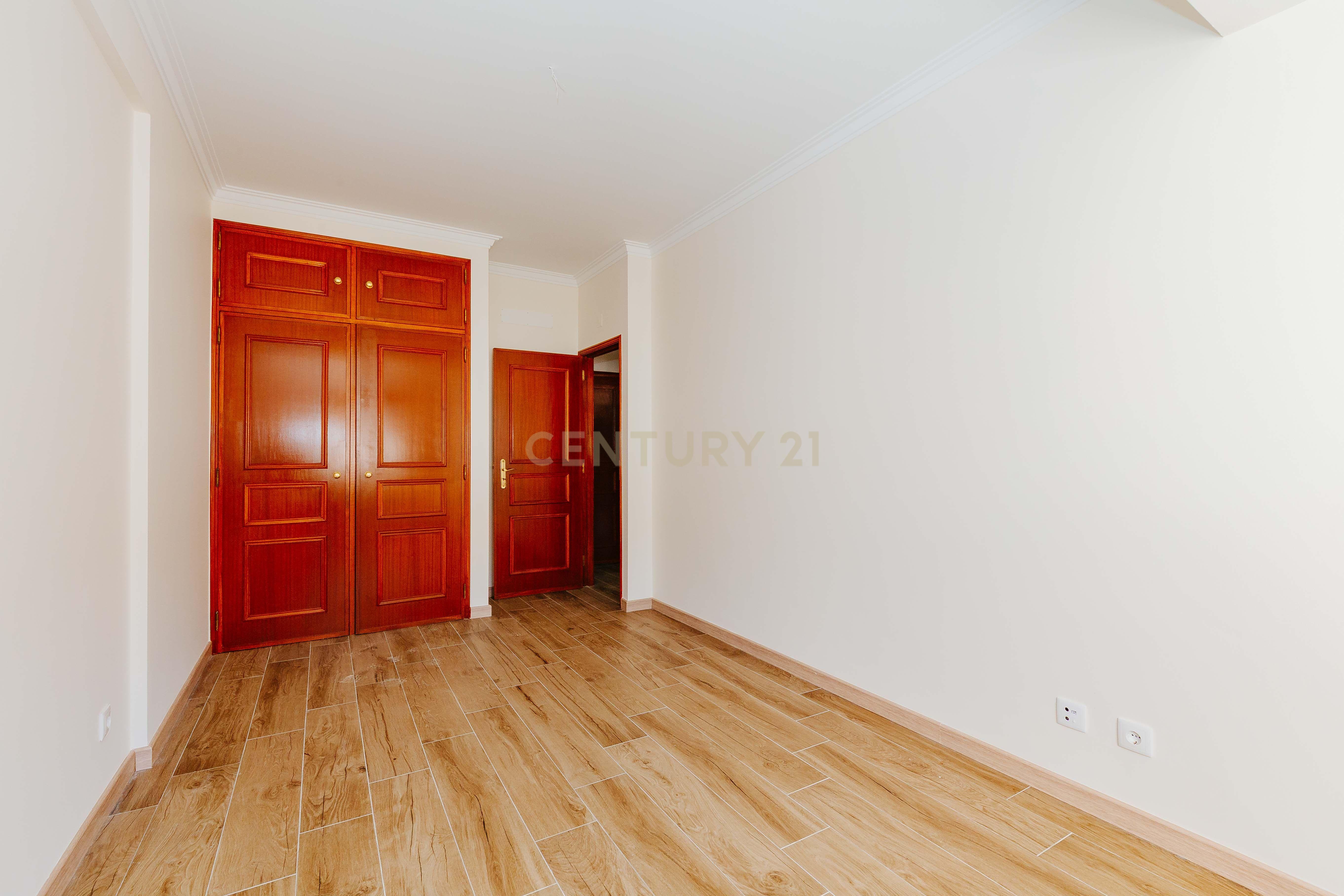 Apartamento T3 Renovado com Vista Rio em Santa Apolónia – Viva no Coração de Lisboa - Image 37