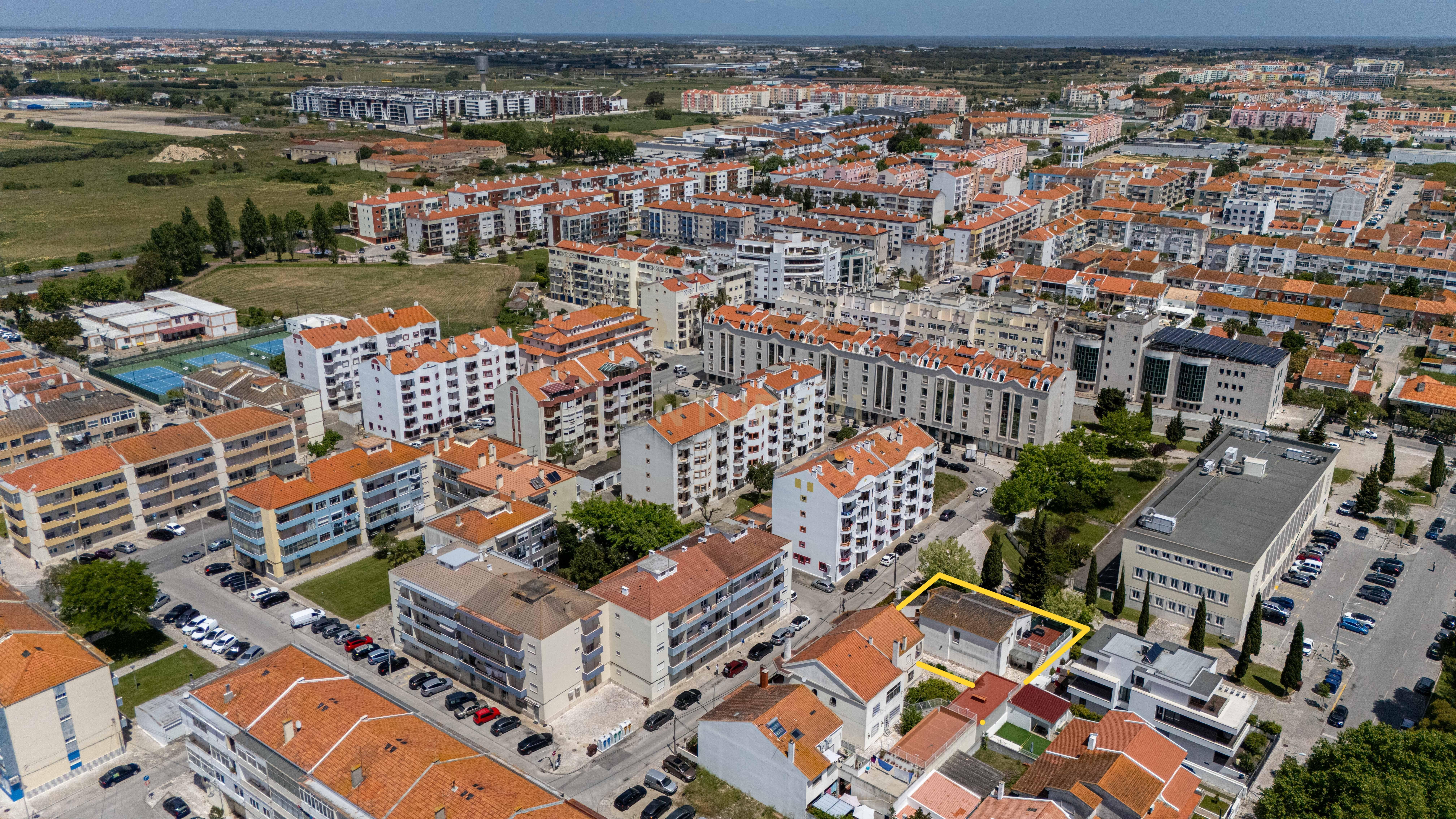 Moradia T6 no centro do Montijo com jardim e garagem - Image 66