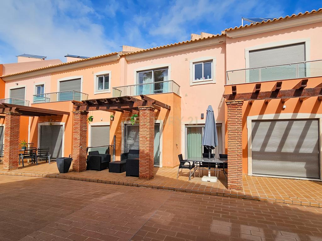 Moradia T2+2 | em Banda | Jardins Vale Santa Maria - Albufeira | 1 Garagem em Box + 2 lugares de estacionamento | Condomínio fechado com 2 Piscinas  - Image 35