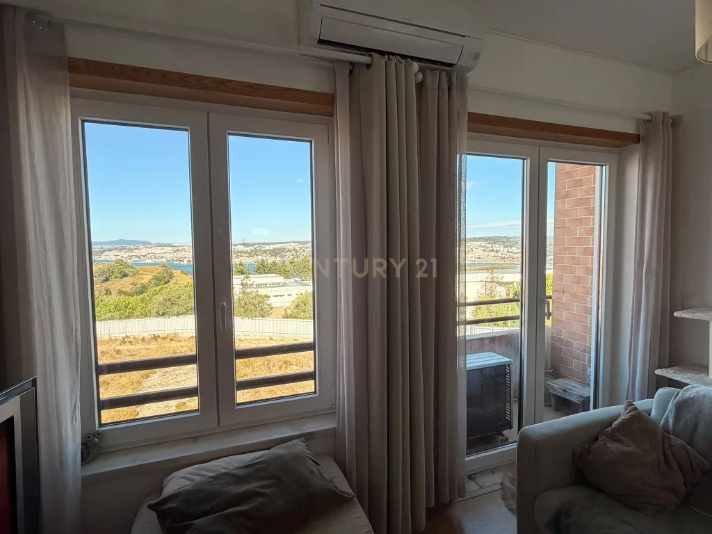 Apartamento T2 com Vista Fantástica sobre o Rio Tejo, Estacionamento e Arrecadação – Caparica, Almada - Image 7