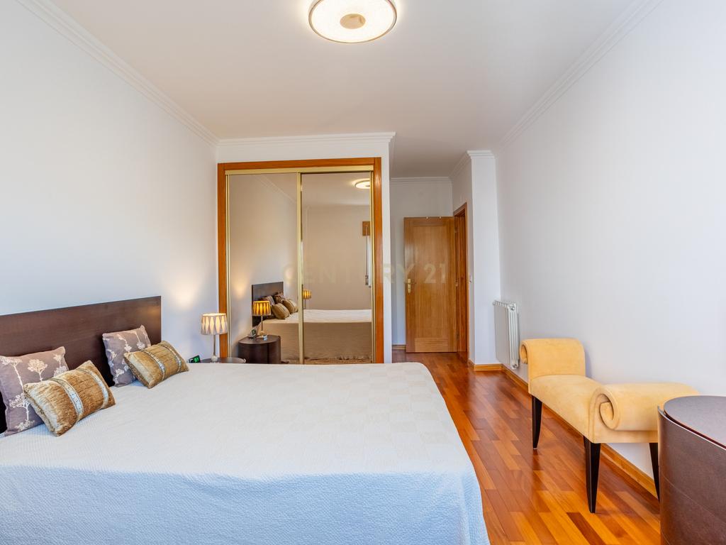 Apartamento T3 em Prior Velho com garagem - Image 9