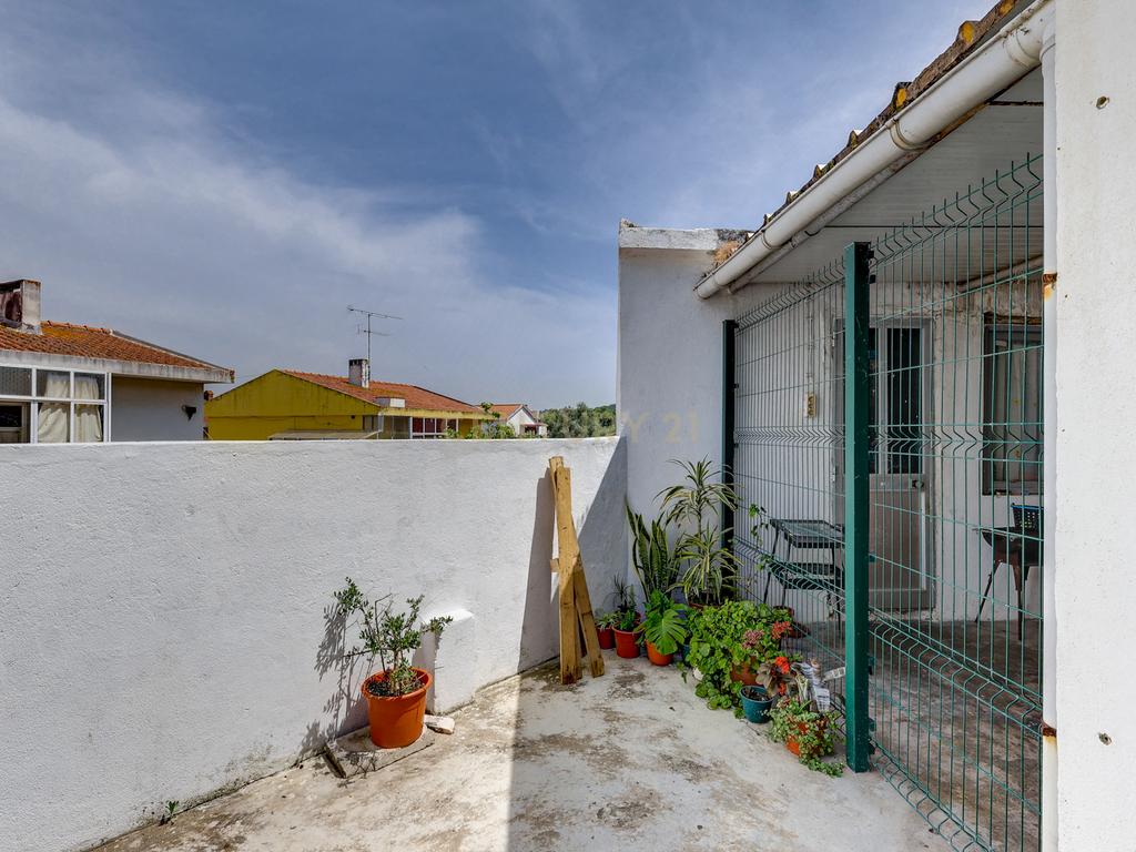 Moradia bifamiliar T4+1 em Pinheiro de Loures, com vistas desafogadas, jardim, pátio, varanda e terraço - Image 33