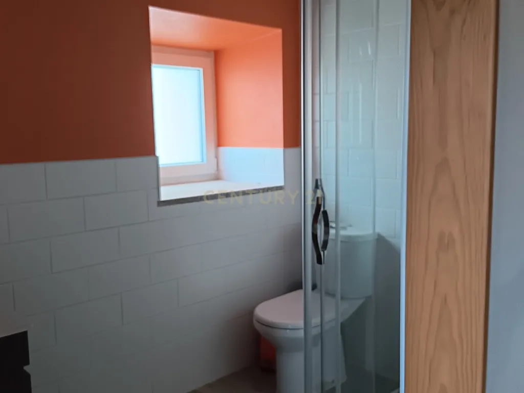 Moradia renovada com estúdio privativo - Image 12