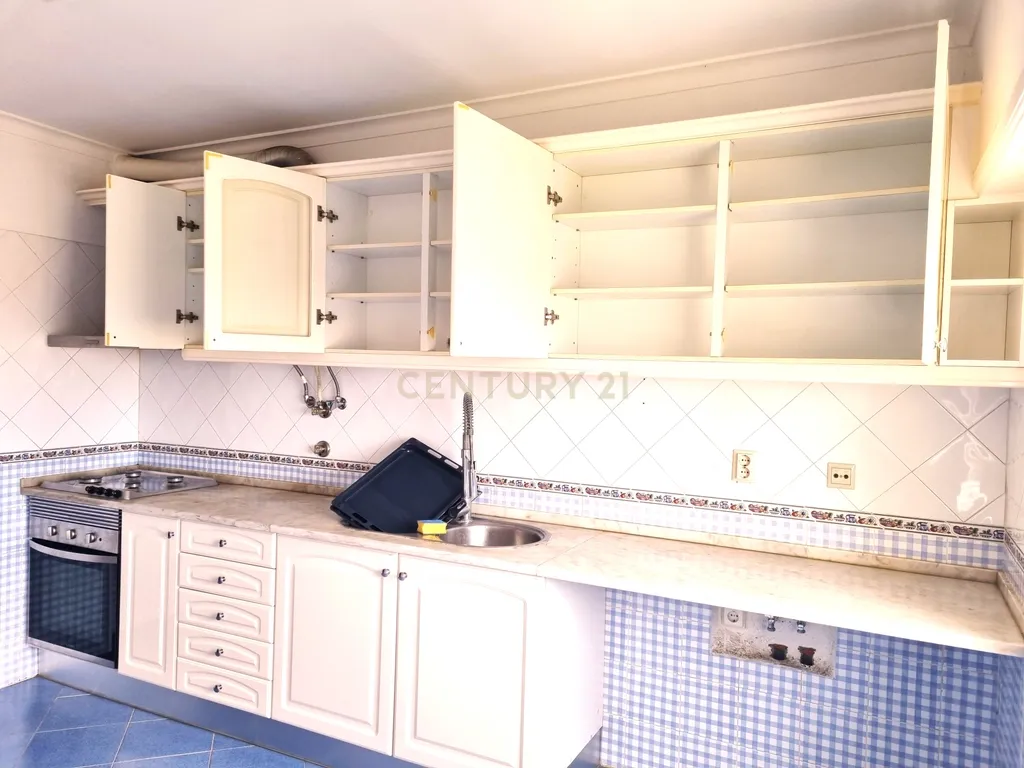 Apartamento T2 com Vista Panorâmica e garagem - Image 9