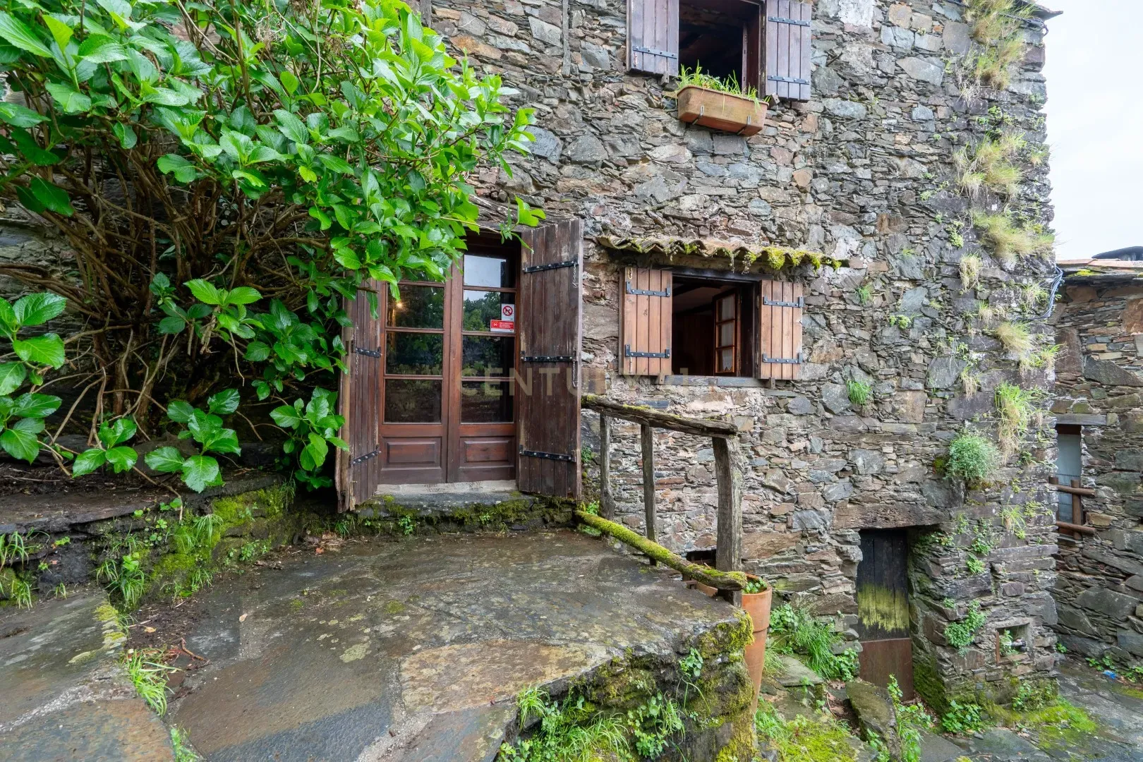 Fotografia 5 de Excelente Prédio de Xisto no Centro da aldeia de Talasnal