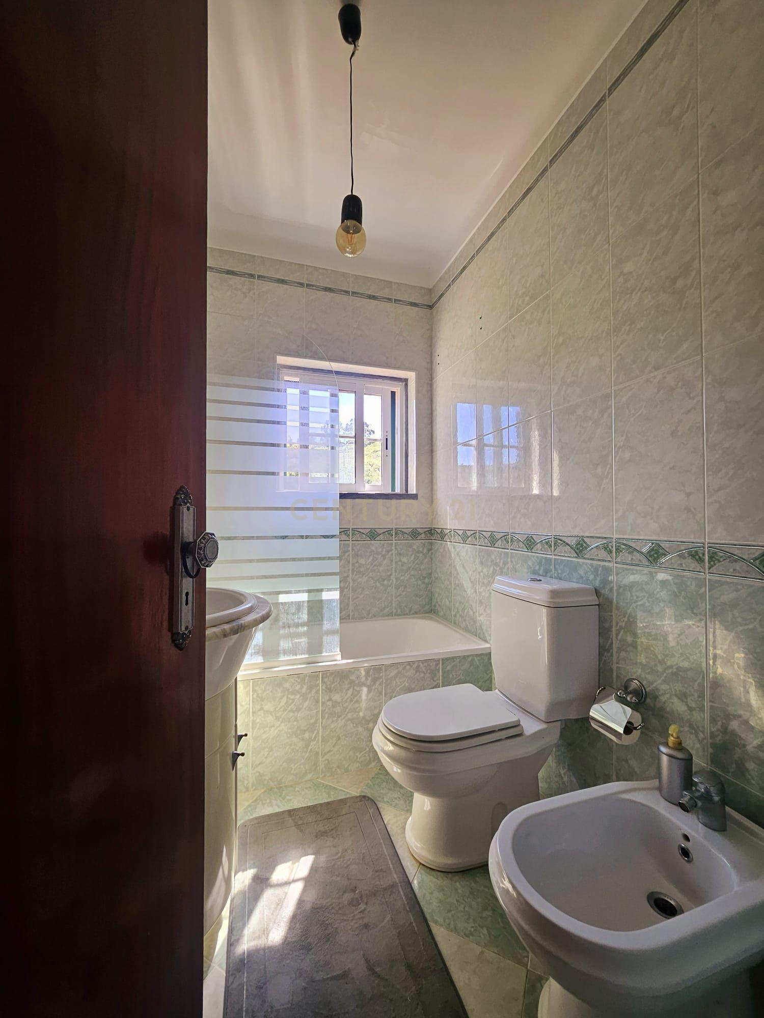 Moradia Unifamiliar T4 com Vista Desafogada e Grande Lote de Terreno na Quinta da Condessa - Image 30