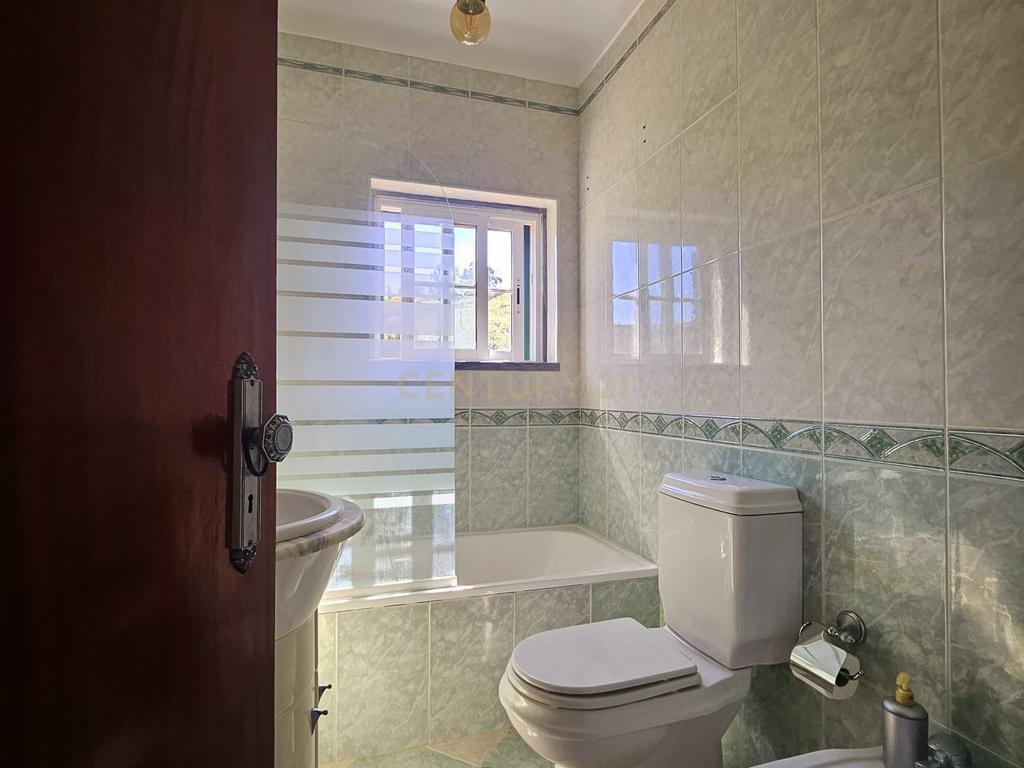 Moradia Unifamiliar T4 com Vista Desafogada e Grande Lote de Terreno na Quinta da Condessa - Image 30